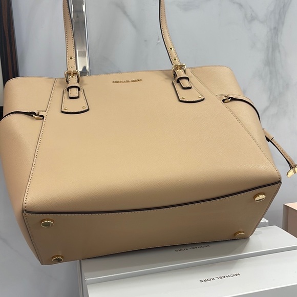 Michael Kors Voyager Small Saffiano Leather Tote Bag
30H1GV6T4T
NWT
OYSTER - Picture 3 of 16